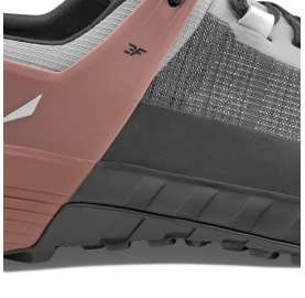 Système 3F : enveloppe la cheville et l'extérieur du pied, favorise l'agilité chaussure salewa NXT montagne