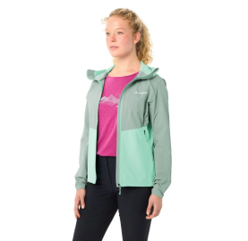 Veste femme coupe-vent pour l’aventure en montagne