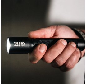 La Zoomlight 1000 est la lampe torche la plus puissante de Silva.